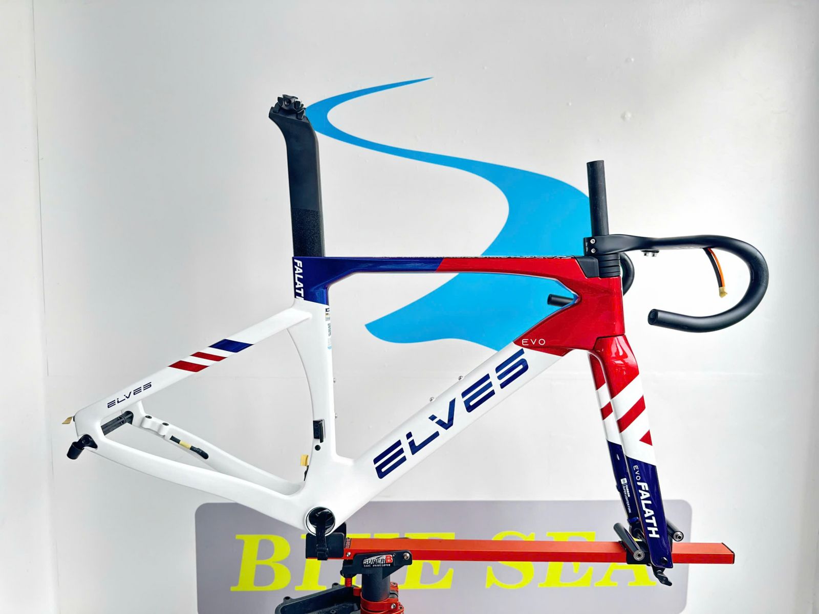 ELVES EVO 2025 TRẮNG USA