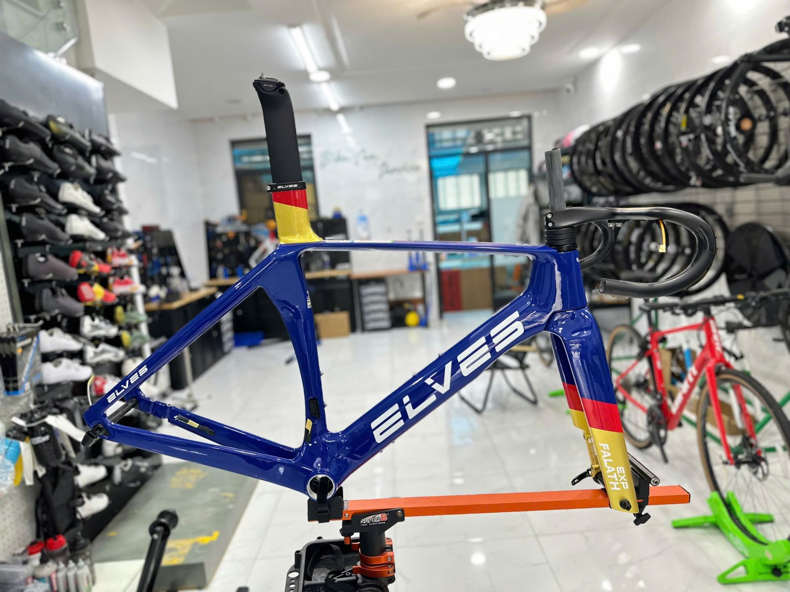ELVES FALATH EXP XANH SỌC ĐỎ VÀNG